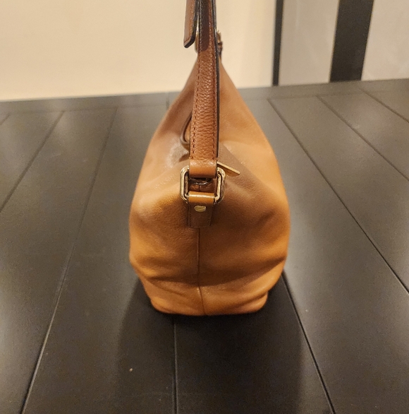 Michael Kors Lupita Medium Messenger bag in brown pebbled leather. - Picture 5 of 11